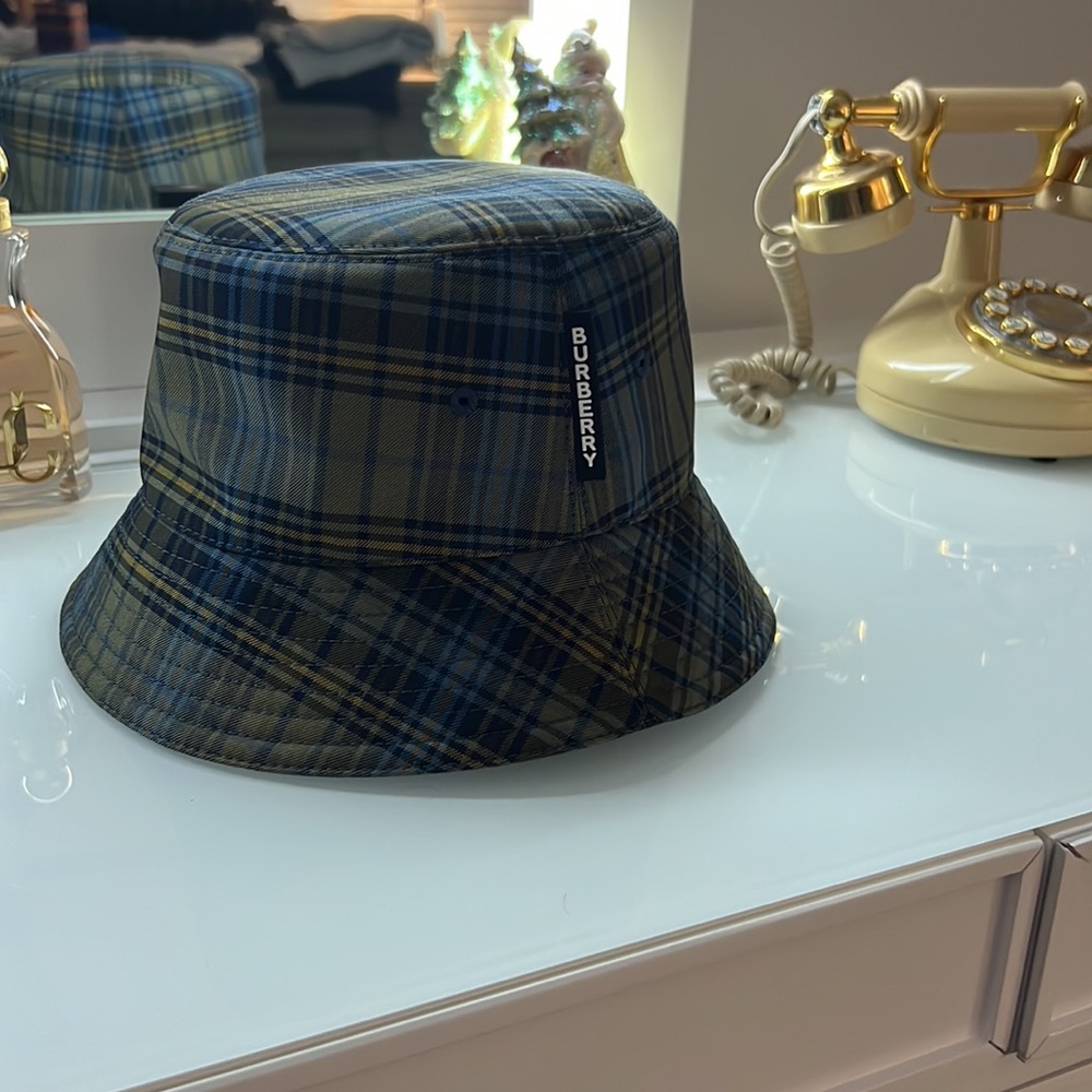 NWT Burberry Bucket Hat